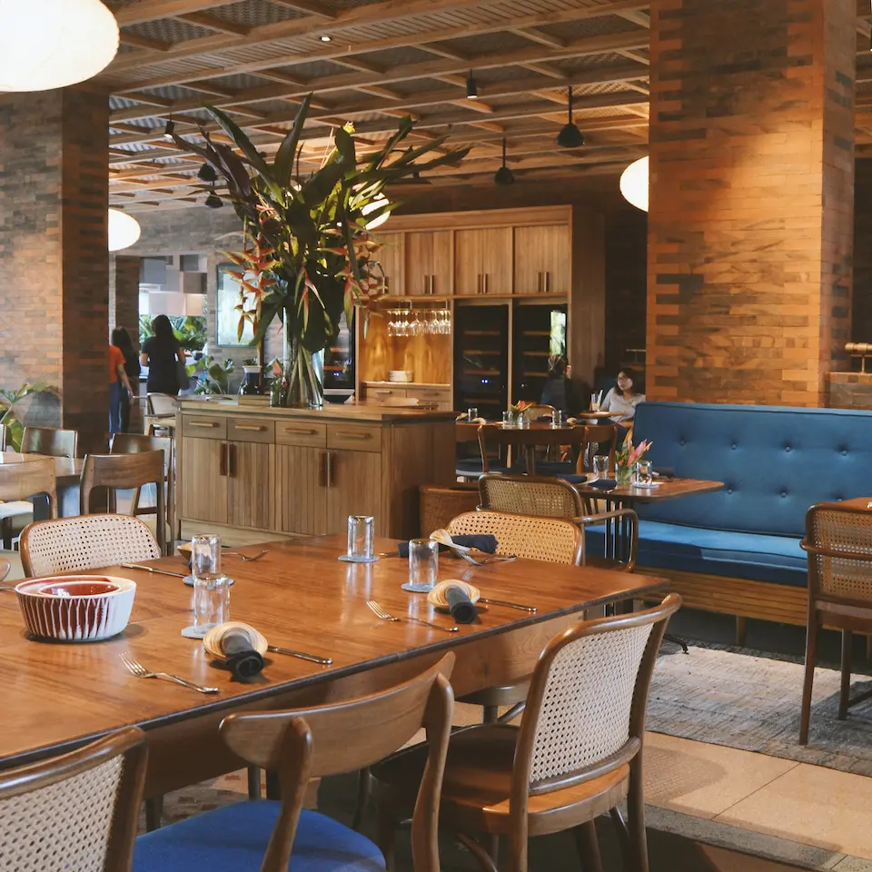Czysta sala restauracyjna po sprzątaniu